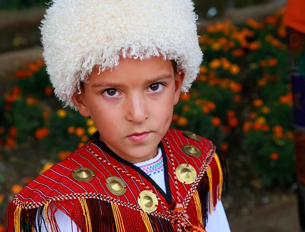 アシャガバト トルクメニスタン 2017年9月12日 正体不明のアジア系少年の肖像画 伝統的な民族衣装の少年 — ストック写真