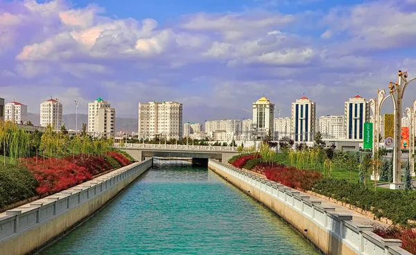 Ashgabat Turkmenistan Września 2017 Nowoczesna Architektura Ashgabat Nowe Apartamenty Młodym — Zdjęcie stockowe