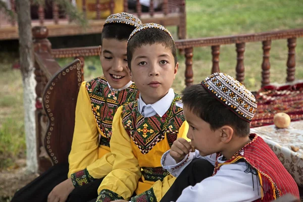 Ashgabat Turkmenistán Srpna 2019 Skupina Mladých Tanečníků Před Vystoupením Tradičních — Stock fotografie