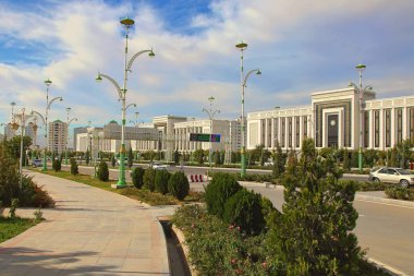 Ashgabat, Türkmenistan - 20 Ekim 2023: Yeni küçük bölgedeki bulvarın manzarası.