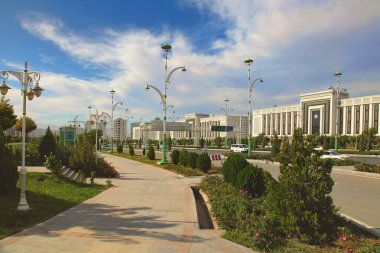 Ashgabat, Türkmenistan - 20 Ekim 2023: Yeni küçük bölgedeki bulvarın manzarası.