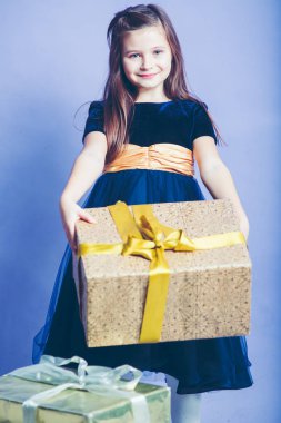 onun elinde bir hediye ile mavi elbiseli kız