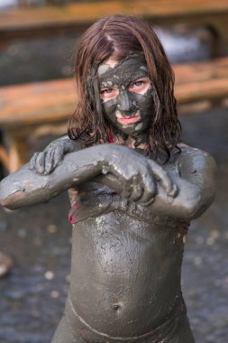 Çamur maskesi tüm vücut üzerinde mayoyla bir kız portresi kapatın