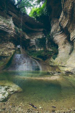 yüksek şelale orman bir uçurumun üzerinden düşen renk sessiz