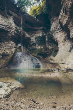 yüksek şelale uçurumdan düşen renk sessiz