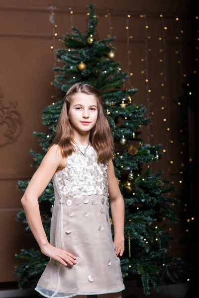 Portrait Une Fille Robe Beige Près Sapin Noël — Photo