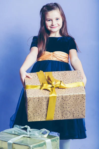 Fille Dans Une Robe Bleue Avec Cadeau Dans Ses Mains — Photo