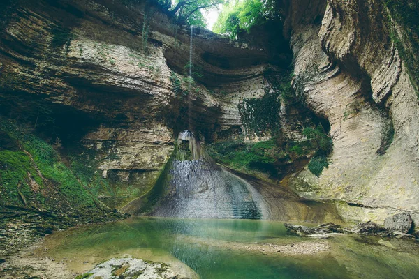 Abhazya uçurumdan düşen shakuran şelale