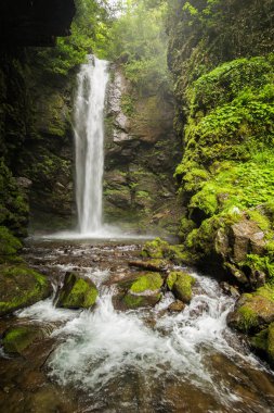 Akamara yüksek şelale mağara Abhazya