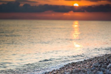çakıl plajı yaz gün batımında