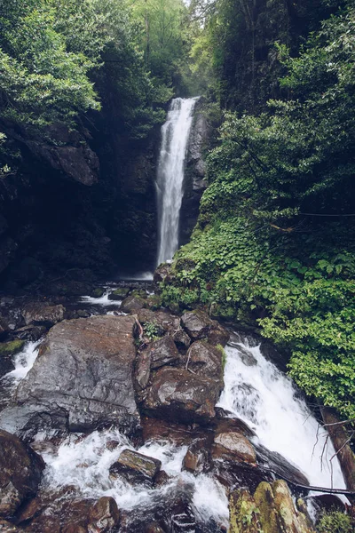 Kaya mağara içinde en yüksek Şelalesi