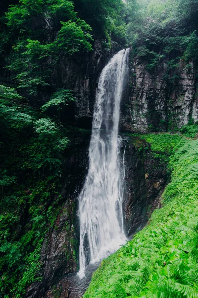 uçurumdan düşen büyük bir şelale