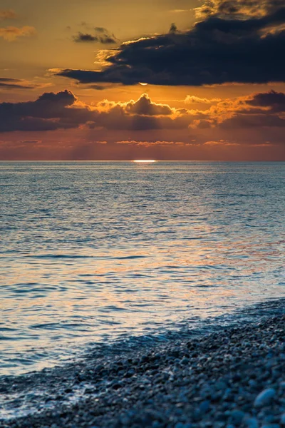 Günbatımında sakin denize bulutlar