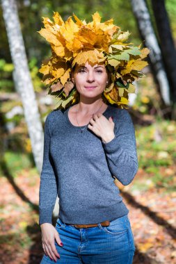 ince güzel esmer sonbaharın çelenk içinde rahat kıyafet stand ormanda bırakır