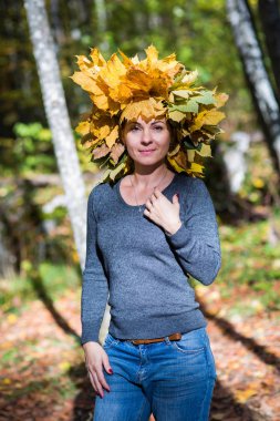 ince güzel esmer sonbaharın çelenk içinde orman gülümseme tribünde rahat kıyafet bırakır