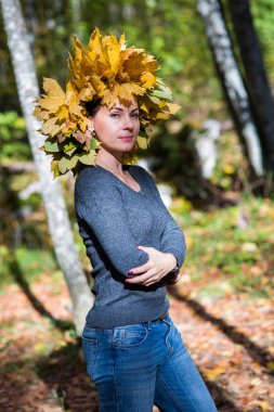 bir çelenk sonbaharın ince güzel esmer kot tribünde ormanın içinde yarım dönüş bırakır