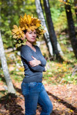 ince güzel esmer sonbaharın çelenk içinde rahat kıyafet tribünde ormanın içinde yarım dönüş bırakır