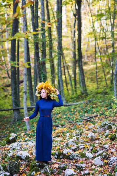 秋天森林里那个穿着蓝色裙子的女孩 带着黄叶花环 — 图库照片