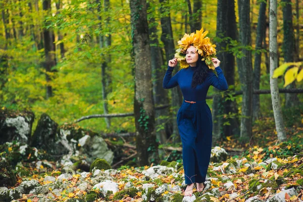 秋天森林里那个穿着蓝色裙子的女孩 带着黄叶花环 — 图库照片