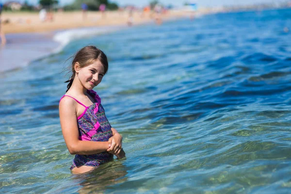 Malá Holčička Plavkách Stojí Pás Čisté Mořské Vody Vlny Vypadá — Stock fotografie