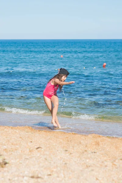 Una Niña Traje Baño Rojo Una Gorra Negra Bailando Playa —  Fotos de Stock