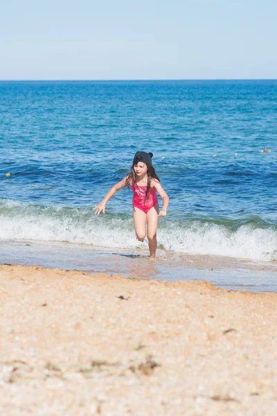 Una Niña Traje Baño Rojo Una Gorra Negra Bailando Playa —  Fotos de Stock