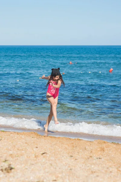 Malá Holčička Červených Plavkách Černou Čepici Tanec Písečné Pláži — Stock fotografie