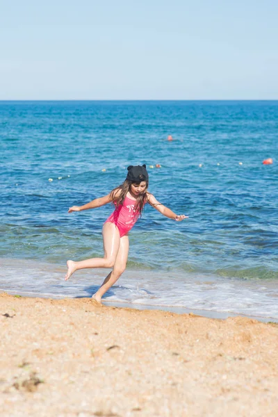 Una Niña Traje Baño Rojo Una Gorra Negra Bailando Playa —  Fotos de Stock