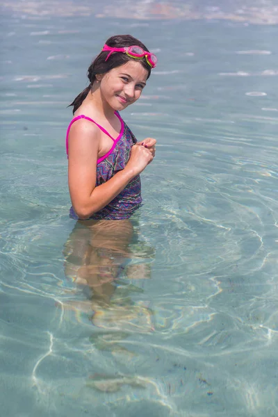 Маленька Дівчинка Купальнику Окулярах Плавання Голові Стоїть Талії Глибоко Чистій — стокове фото