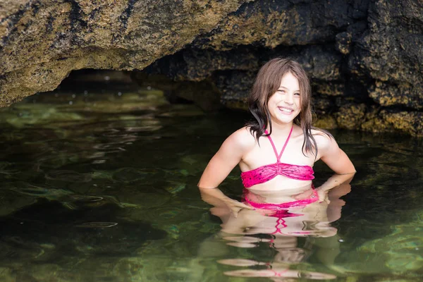 Úsměvem Mladá Dívka Růžové Plavky Vodě Malé Jeskyni — Stock fotografie