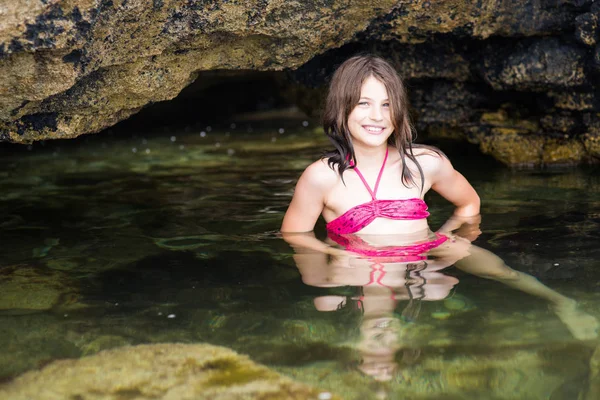 Усміхнена Молода Дівчина Рожевому Купальнику Воді Маленькій Печері — стокове фото