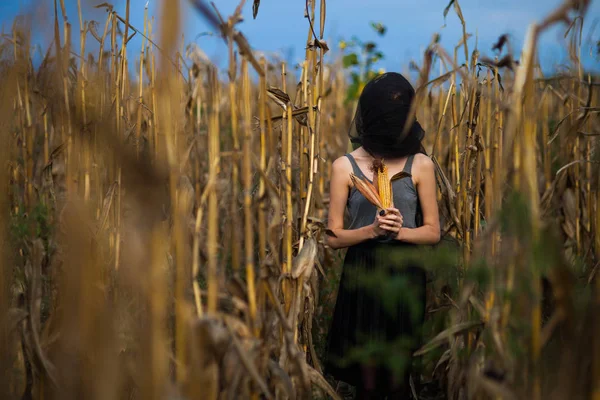 Uma Menina Sem Rosto Com Pano Preto Cabeça Campo Milho — Fotografia de Stock