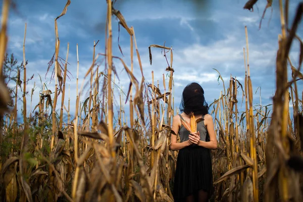 Silhouet Van Een Meisje Zonder Een Gezicht Met Een Zwarte — Stockfoto