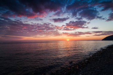 ufuk hattı üzerinden denize bulutlu gökyüzü günbatımı renkli