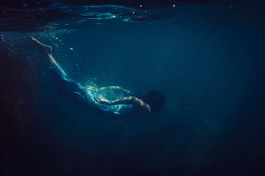 uzun mavi elbiseli esmer kız sualtı okyanusta dalış