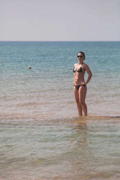 Brunette Girl Beautiful Figure Black Bikini Sunglasses Standing Whit Hands — Stock Photo, Image