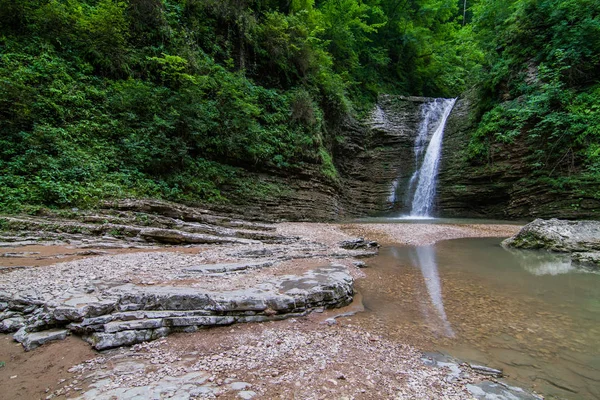 Hoher Wasserfall Der Einem Bewölkten Tag Wald Die Mauer Hinunterfließt — Stockfoto