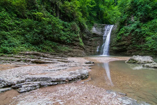 Hoher Wasserfall Der Einem Bewölkten Tag Wald Die Mauer Hinunterfließt — Stockfoto