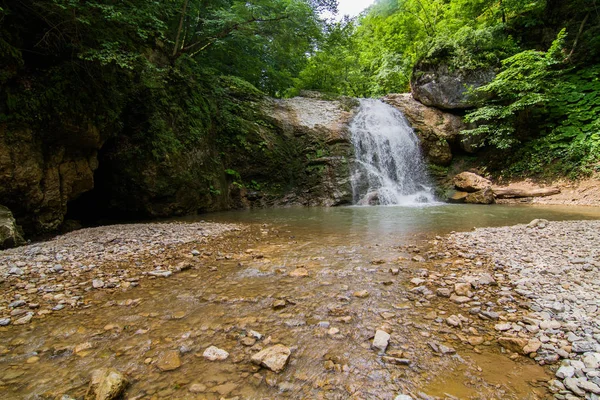 Ein Breiter Kleiner Wasserfall Fließt Einem Bewölkten Tag Die Wand — Stockfoto