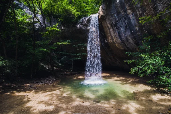 Rock taşkın düşen yüksek şelale