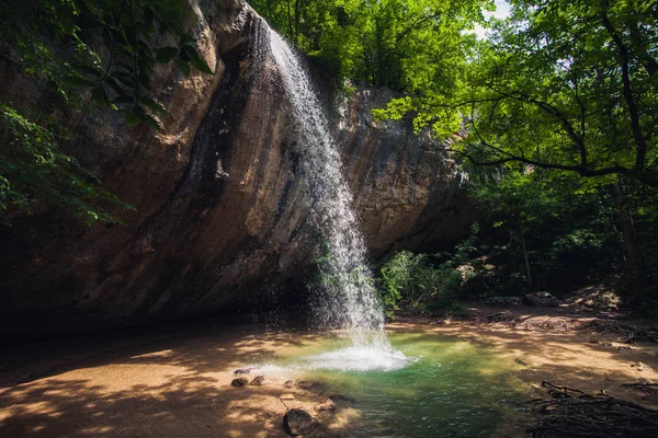 Schöner Hoher Wasserfall Mit Überhängenden Felsen Sonnigen Tagen — Stockfoto