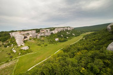 toprak yol yaz günü geniş Kanyon üst görünümünde bir alanda