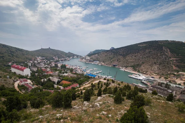 eğri deniz Bay en iyi görünümü ve şehrin Crimea'da tepeler arasında