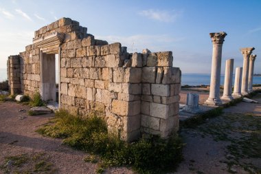 Kırım'deniz kıyısında ayağı ile eski bir bina kalıntıları