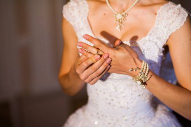 onun el halka yakın çekim gelin bölünme ile beyaz elbiseli düzeltiyor