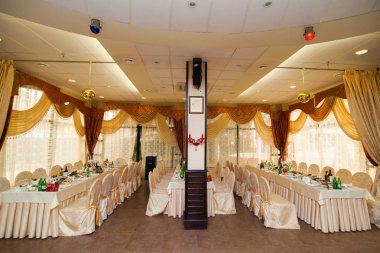 şenlikli bir akşam yemeği için ayarla tablolarla Ziyafet Salonu boşaltın