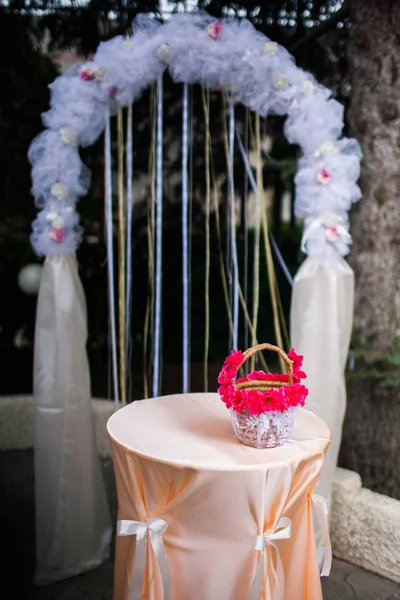 Mesa Com Cesta Arco Para Cerimônia Casamento — Fotografia de Stock