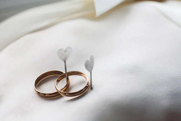 Par Anillos Boda Oro Primer Plano Almohada Decorativa Blanca —  Fotos de Stock