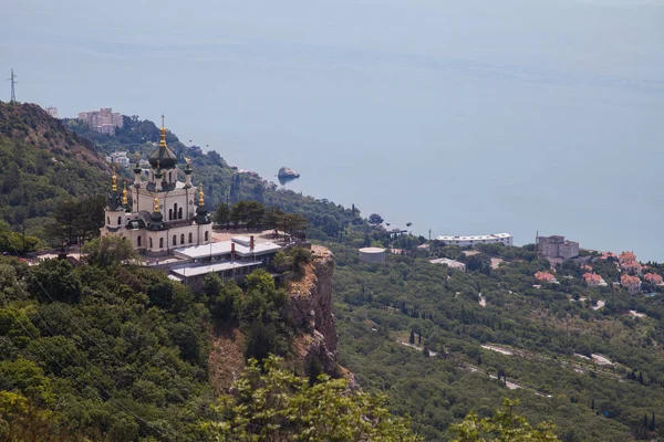 Православная Церковь Зелеными Куполами Скале Моря — стоковое фото