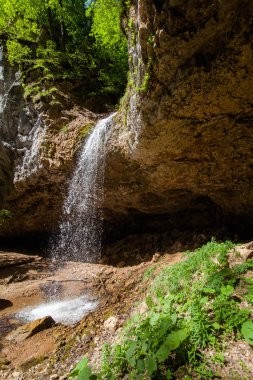 yaz güneşli gün sarkan kayalar ile güzel yüksek düşen şelale